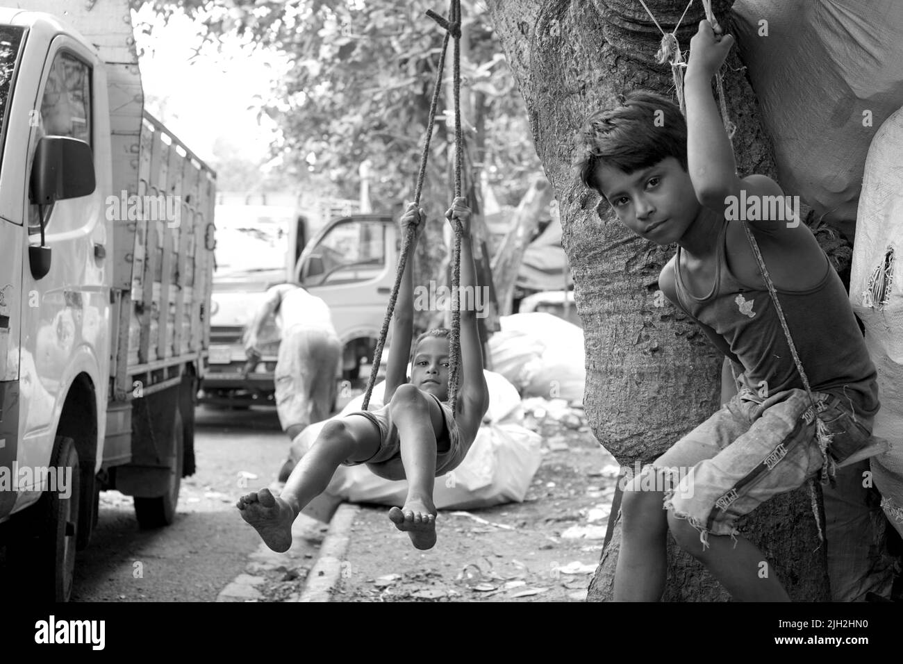 Strand Road, Kolkata, Bengala Occidentale, India. Data 29th maggio 2022. UN'INFANZIA SENZA PLUGIN COLORATI Foto Stock