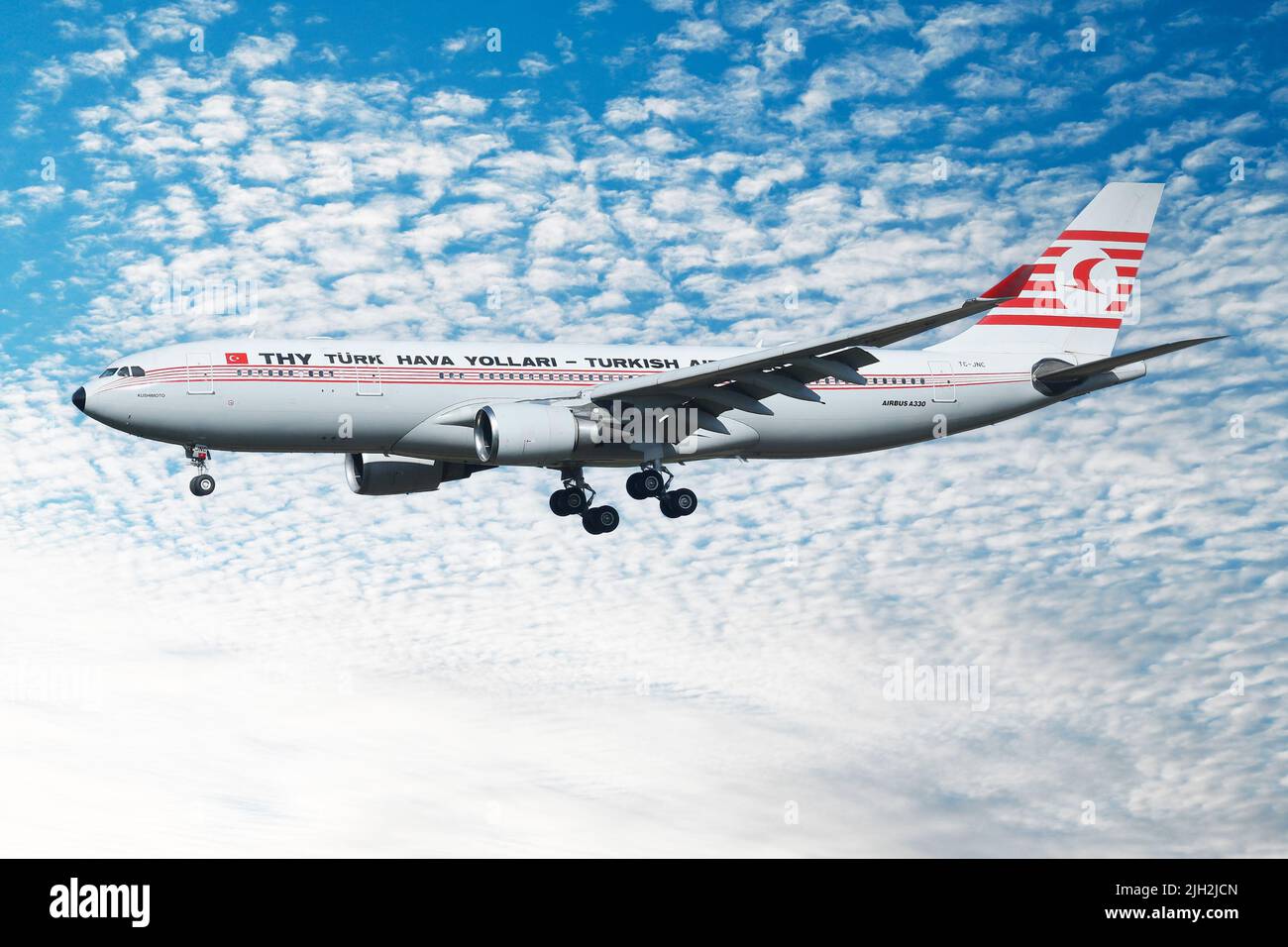 Aeroporto di Fiumicino, Italia. 14th luglio 2022. Airbus A330 Turkish Airlines vecchia livrea Turk Hava Yollari .Aircraft per l'aeroporto di Fiumicino. Fiumicino (Italia), 14th luglio 2022. Credit: massimo insabato/Alamy Live News Foto Stock