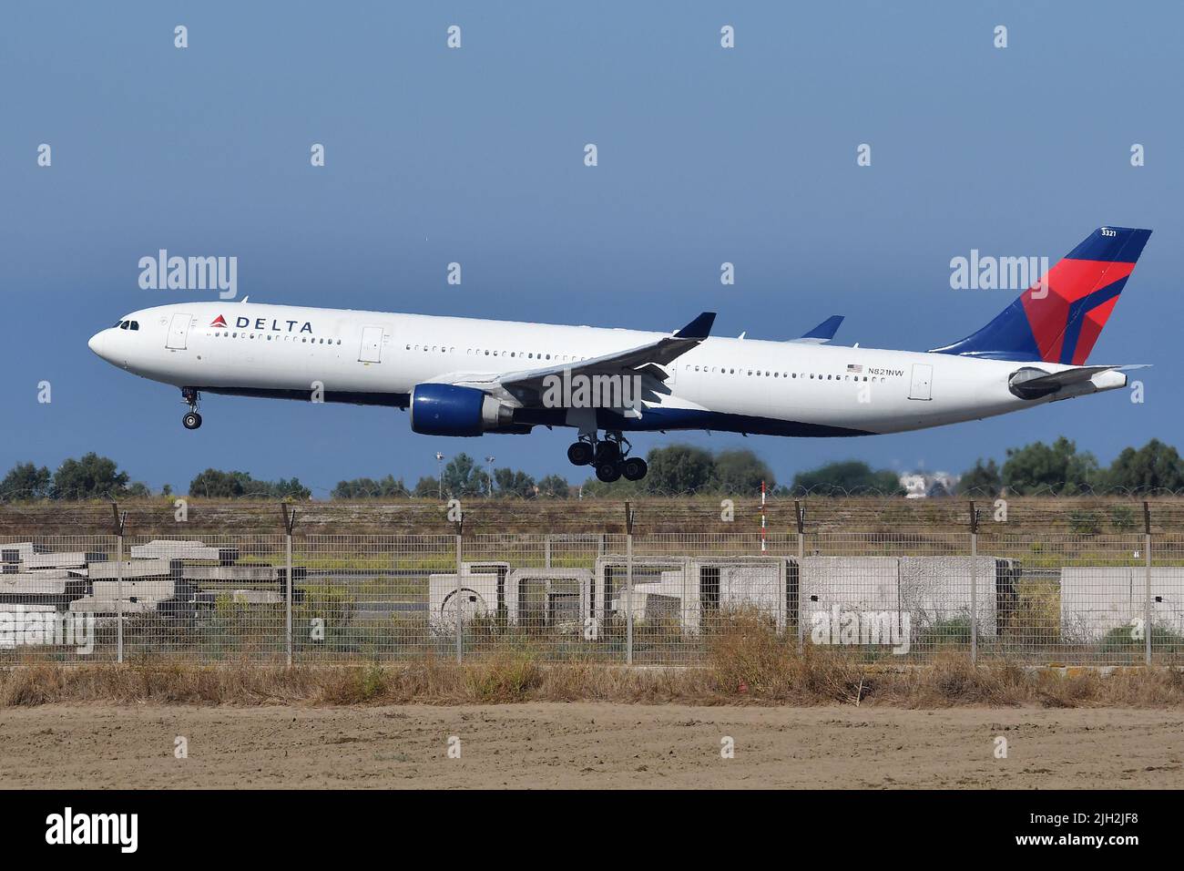 Aeroporto di Fiumicino, Italia. 14th luglio 2022. Airbus A330 Delta Airlines .Aircraft per l'aeroporto di Fiumicino. Fiumicino (Italia), 14th luglio 2022. Credit: massimo insabato/Alamy Live News Foto Stock