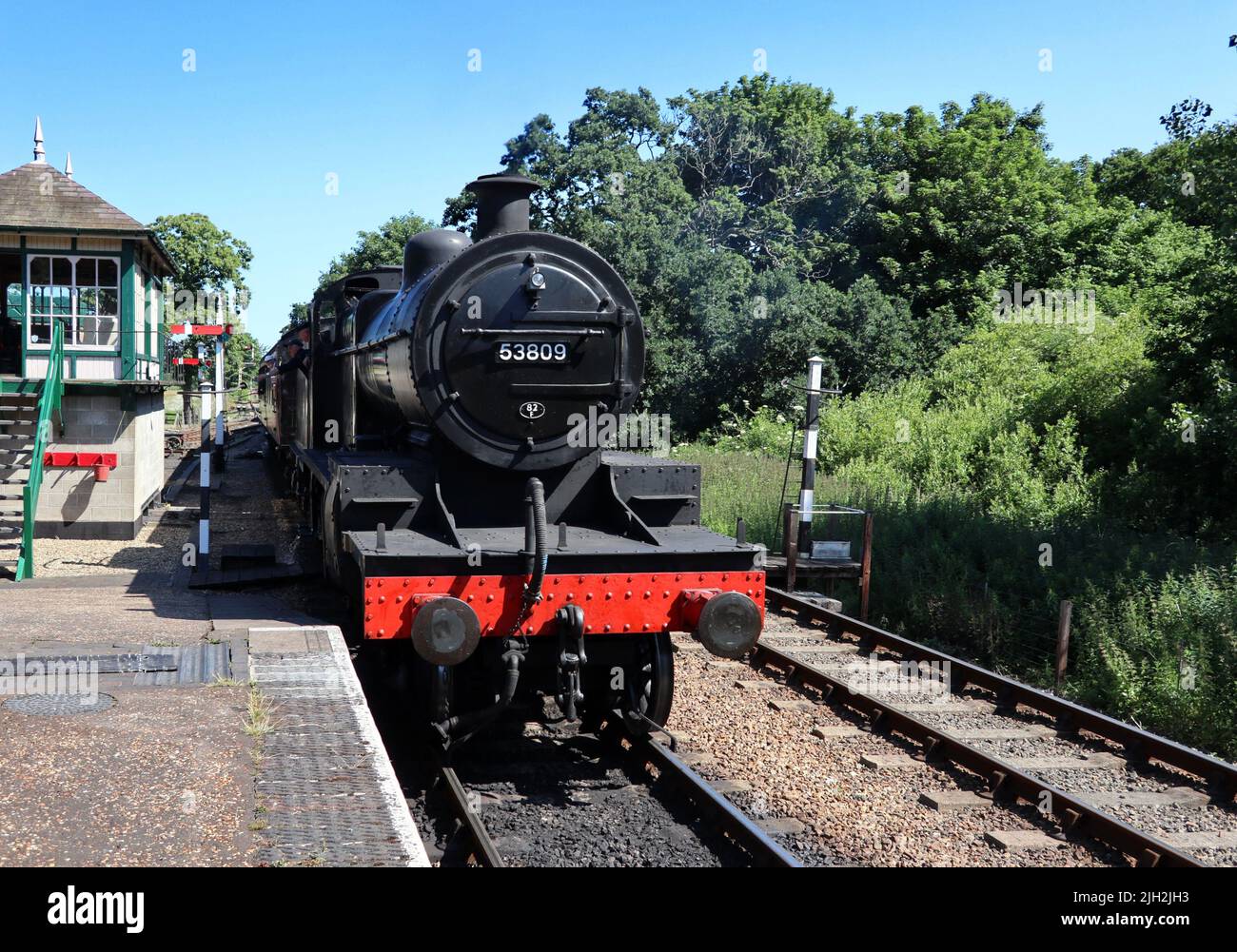 Locomotiva a vapore 53809 che arriva alla stazione di Holt. Foto Stock