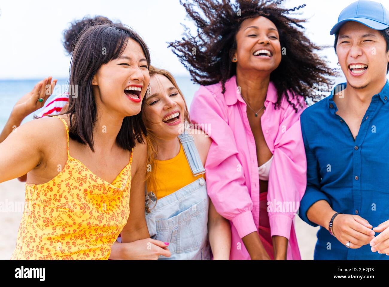 Gruppo multietnico di giovani amici felici che si legano all'esterno, divertirsi in vacanza estiva - multiculturale gente allegra con abiti estivi godrei Foto Stock