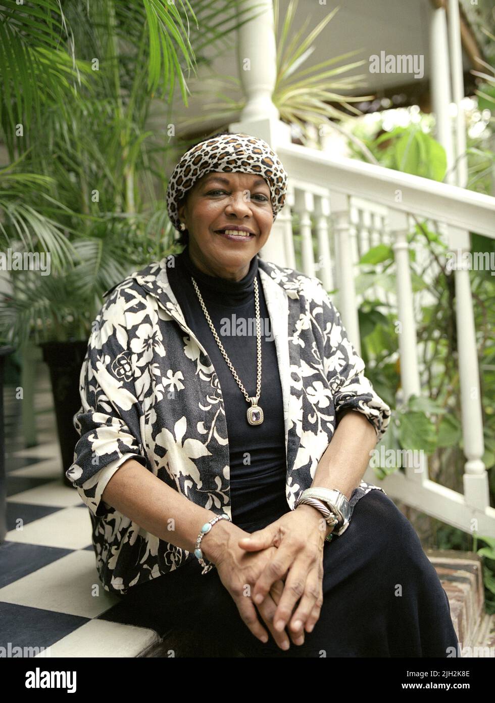 Norma Shirley siede sul portico del suo ristorante norma's on the Terrace. Kingston, Giamaica. Foto Stock