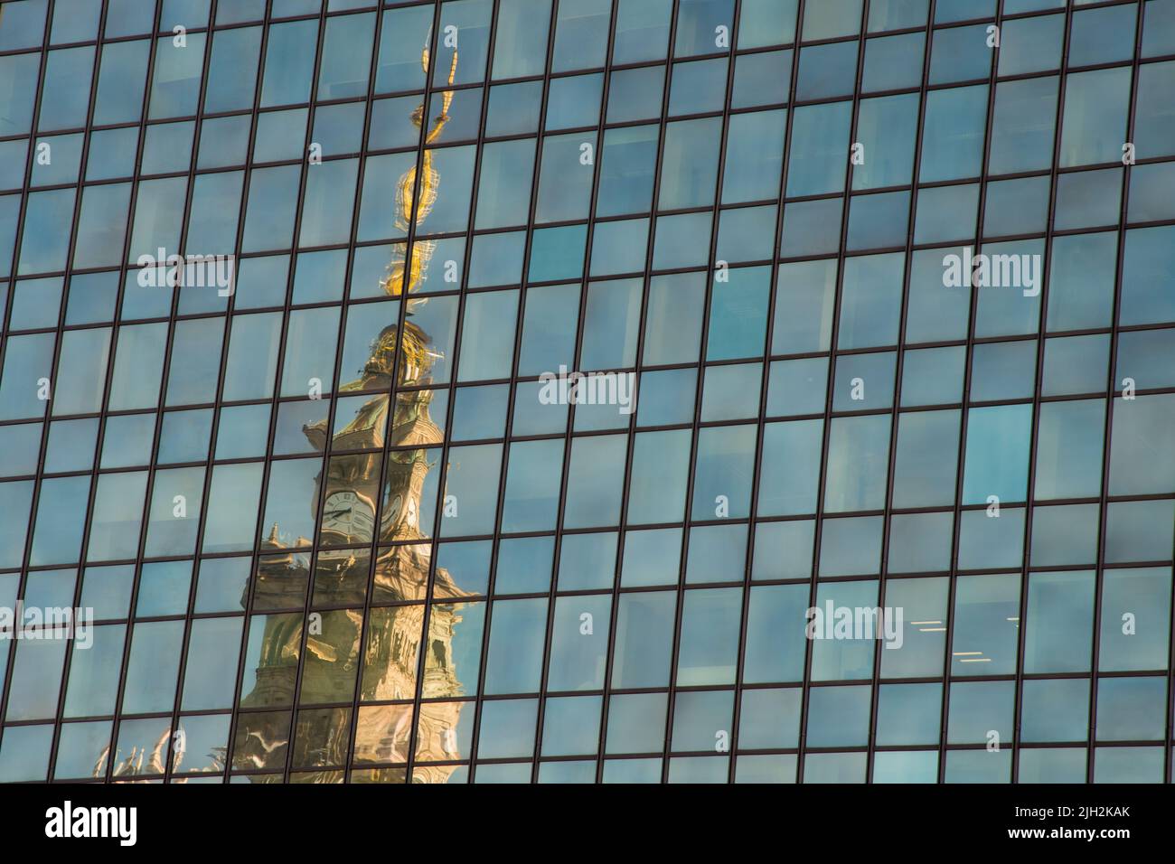 Cima del Palazzo della cultura e della scienza riflessa in una facciata di vetro. Varsavia, Polonia Foto Stock