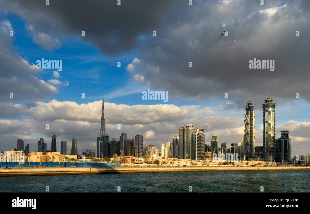 Vista panoramica dello skyline di Dubai dal Dubai Creek, Emirati Arabi Uniti Foto Stock