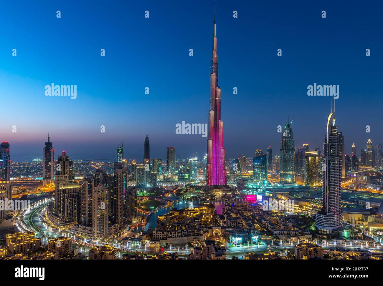 Bella vista dello skyline di Dubai in serata, Emirati Arabi Uniti Foto Stock