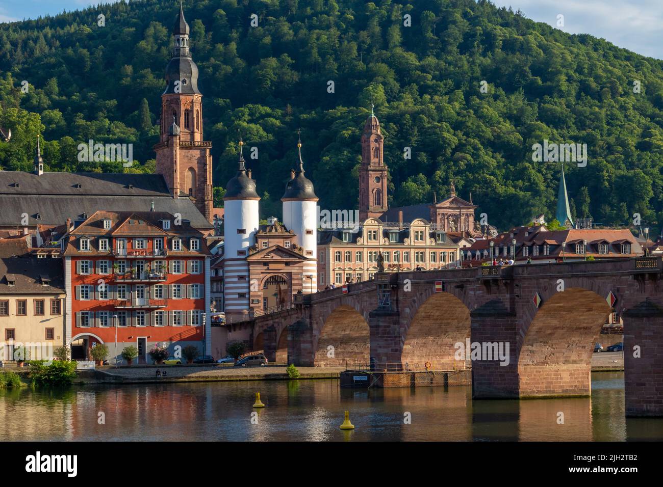 Splendida vista sulla città di Heidelberg in estate. Heidelberg, sul fiume Neckar in Germania, è conosciuta per il suo fascino universitario e romantico Foto Stock