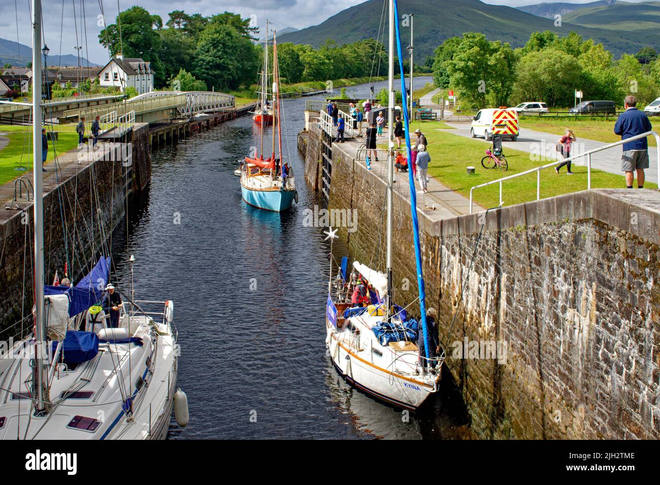FORT WILLIAM CALEDONIAN CANAL NEPTUNES STAIRCASE 4 BARCHE CHE SI MUOVONO OLTRE I PONTI SWING IN PRIMO BLOCCO Foto Stock