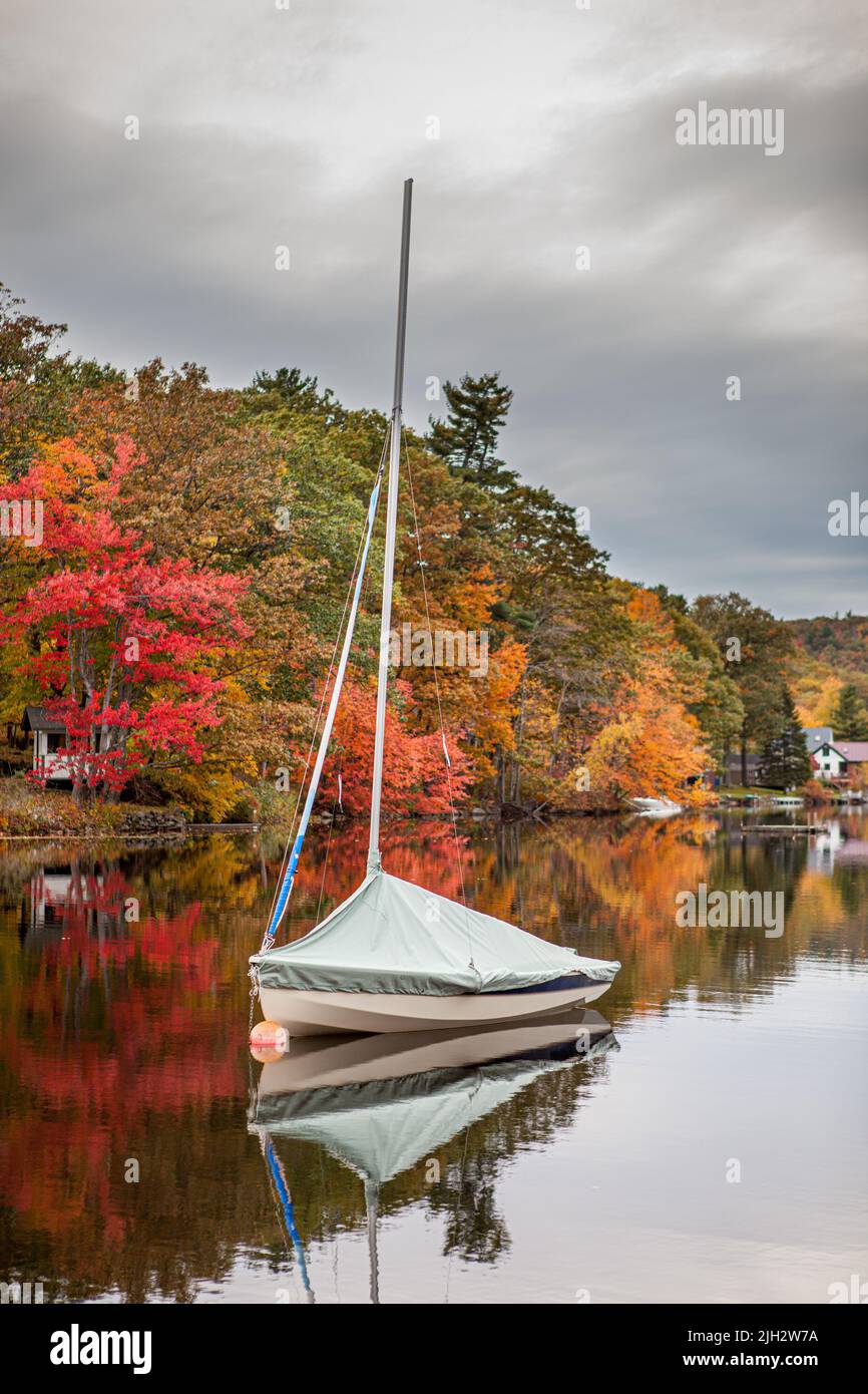 Una barca a vela ormeggiata a Harrisville Pond Foto Stock