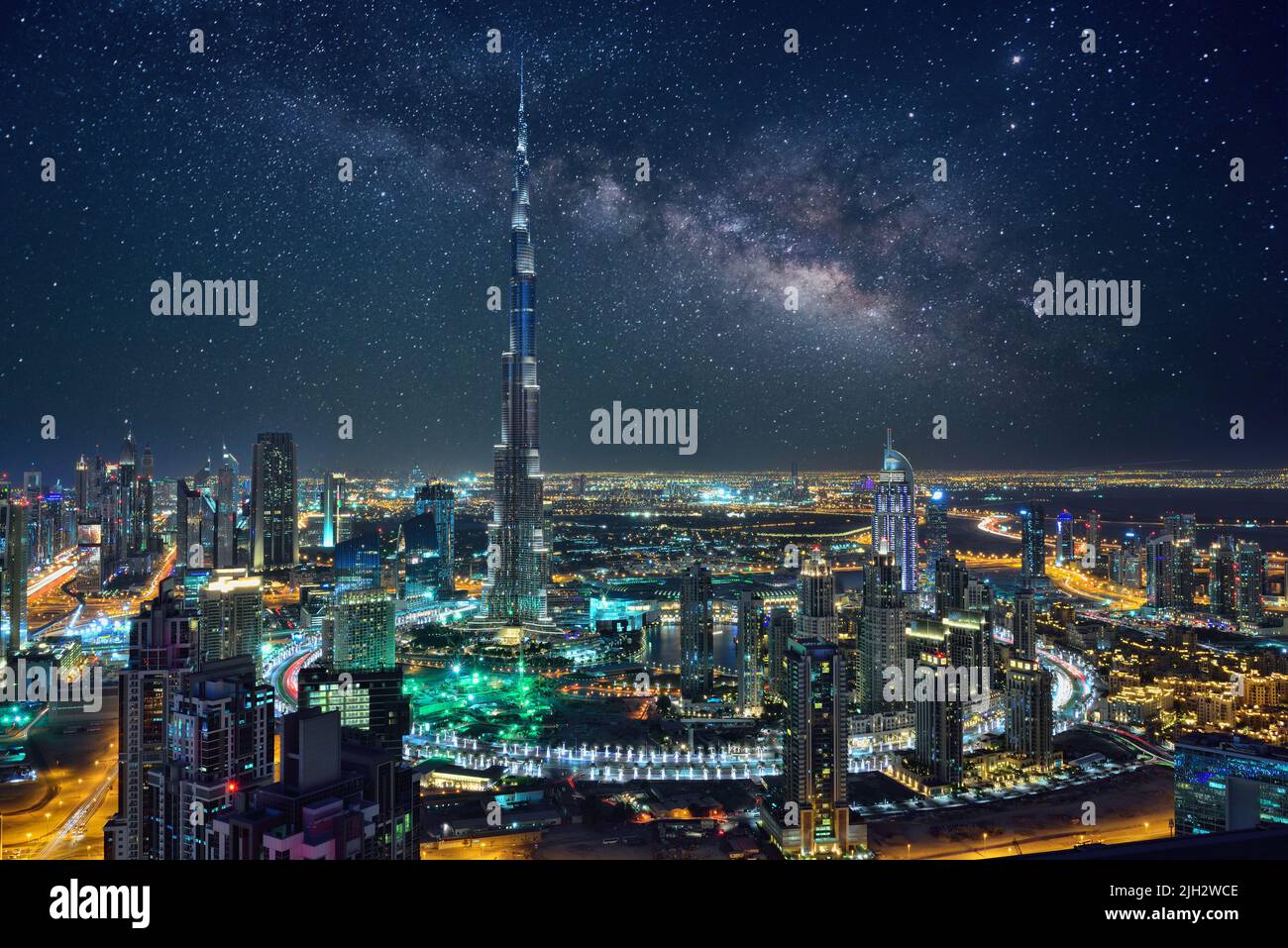 Vista della galassia di Milkyway dietro lo skyline di Dubai, Emirati Arabi Uniti Foto Stock