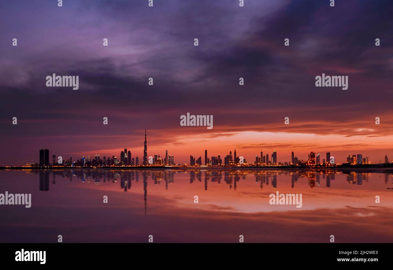 Vista panoramica dello skyline di Dubai dal Dubai Creek, Emirati Arabi Uniti Foto Stock
