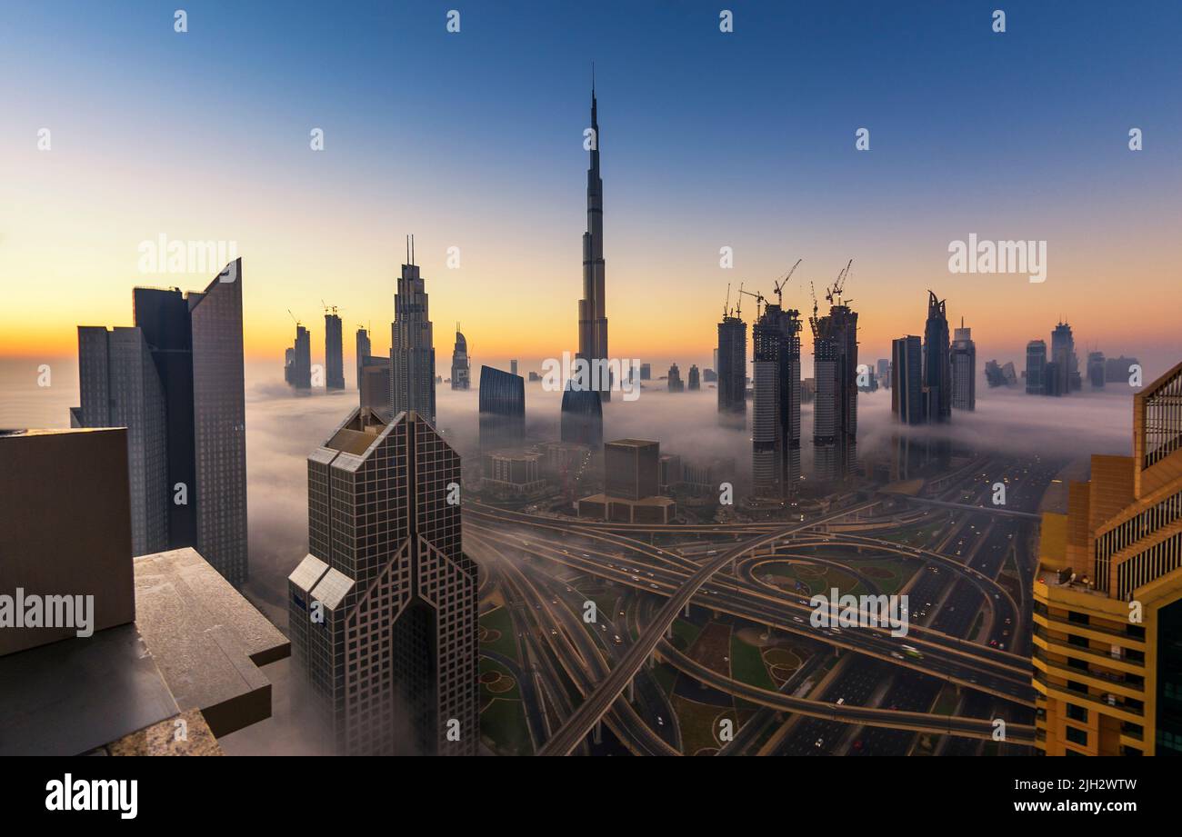 Splendida vista dello skyline di Dubai durante la nebbia mattutina in inverno, Emirati Arabi Uniti Foto Stock
