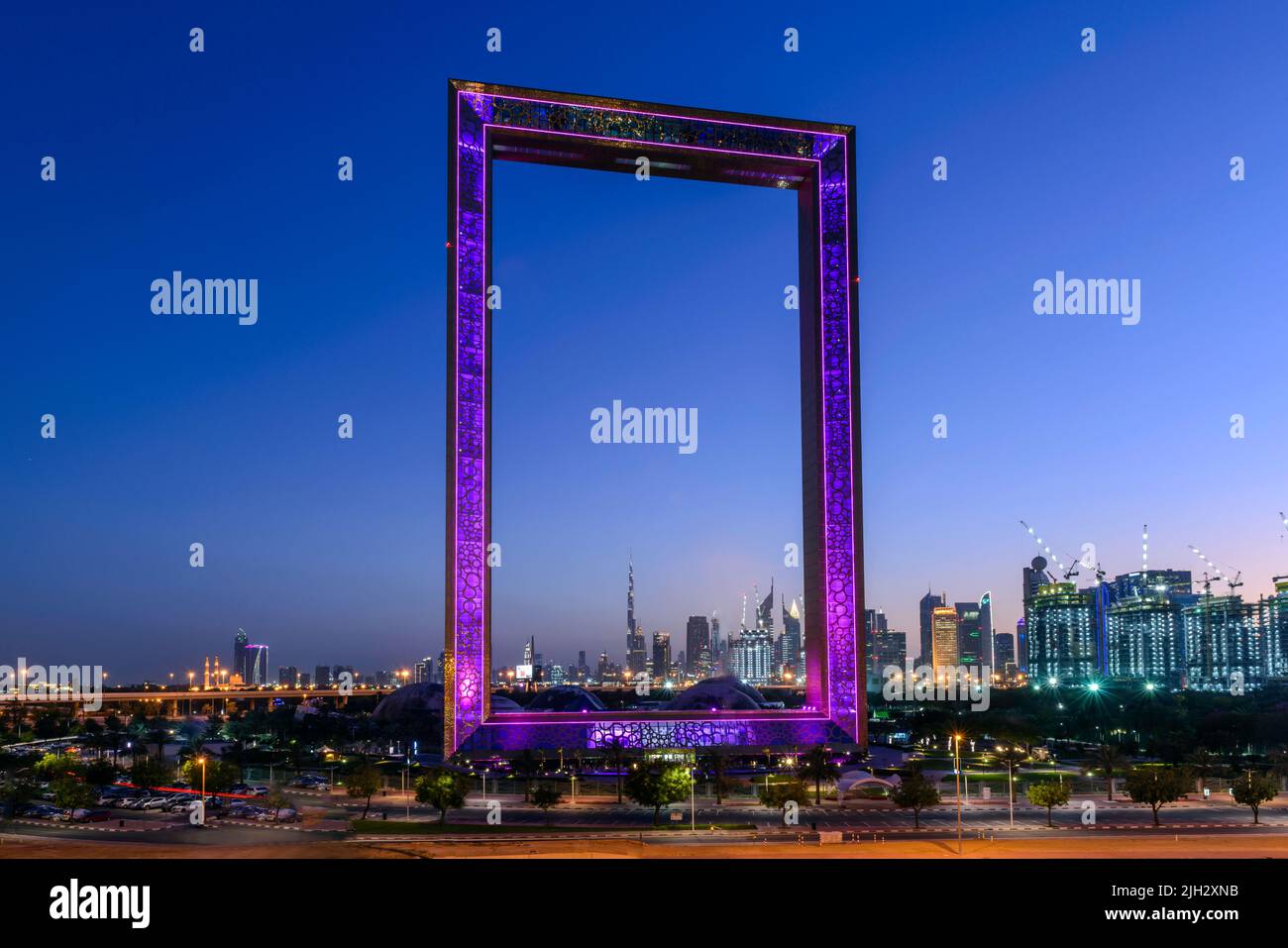 Splendida vista della città di Dubai attraverso la cornice di Dubai, Emirati Arabi Uniti Foto Stock