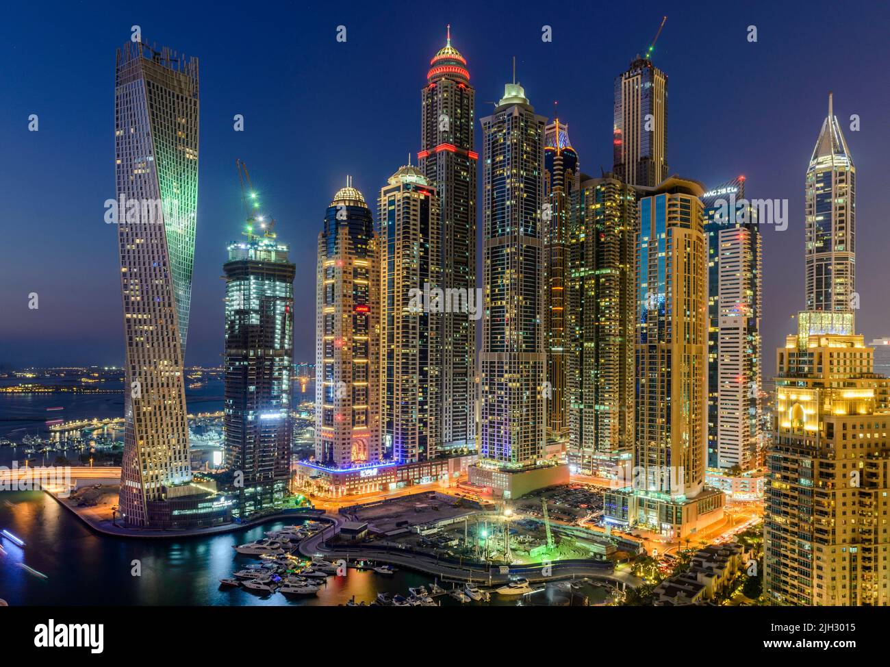 Skyline di Dubai Marina di notte Foto Stock