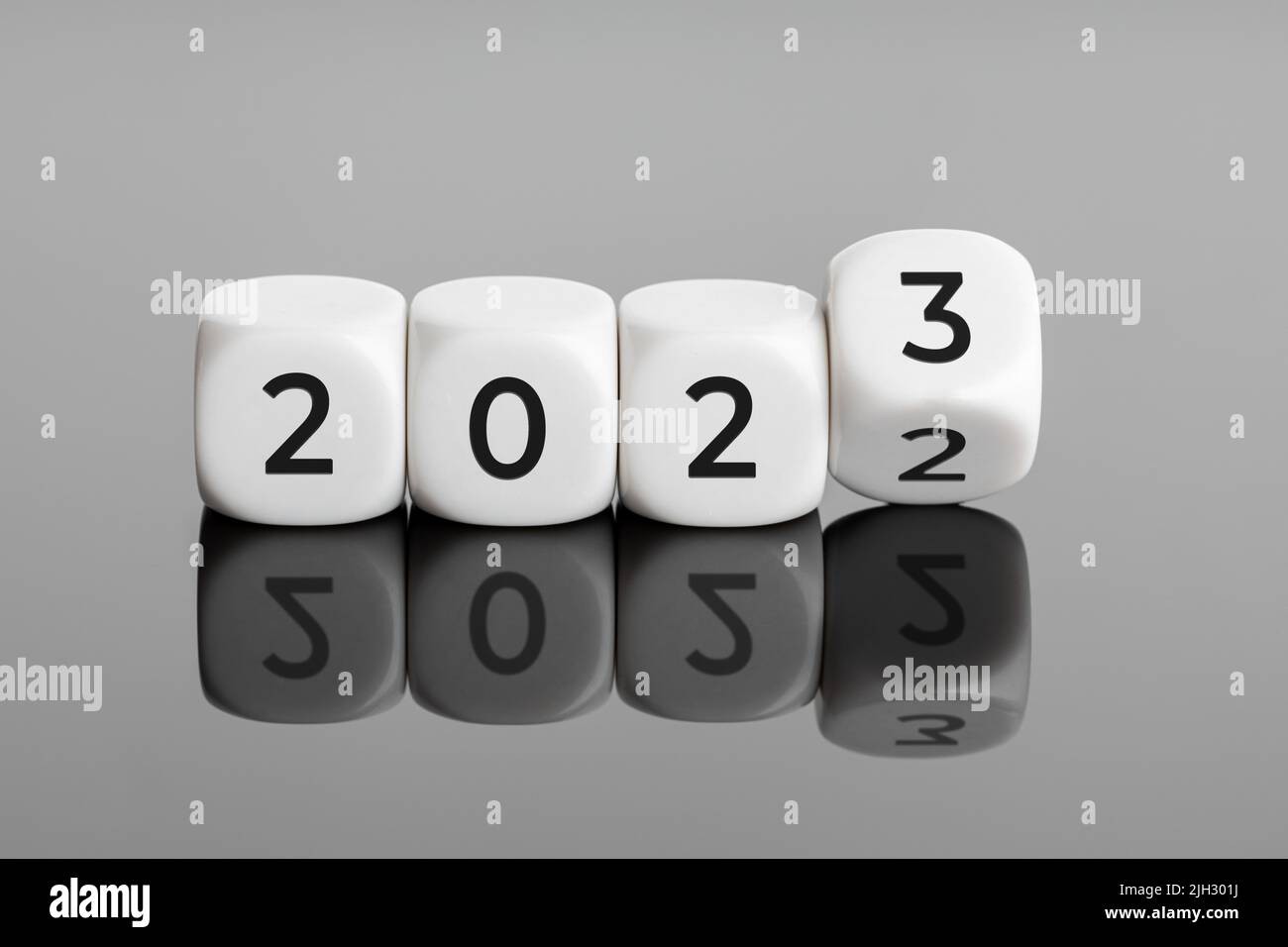 Capovolgimento del blocco cubo bianco per la modifica da 2022 a 2023. Il nuovo anno sta per arrivare Foto Stock
