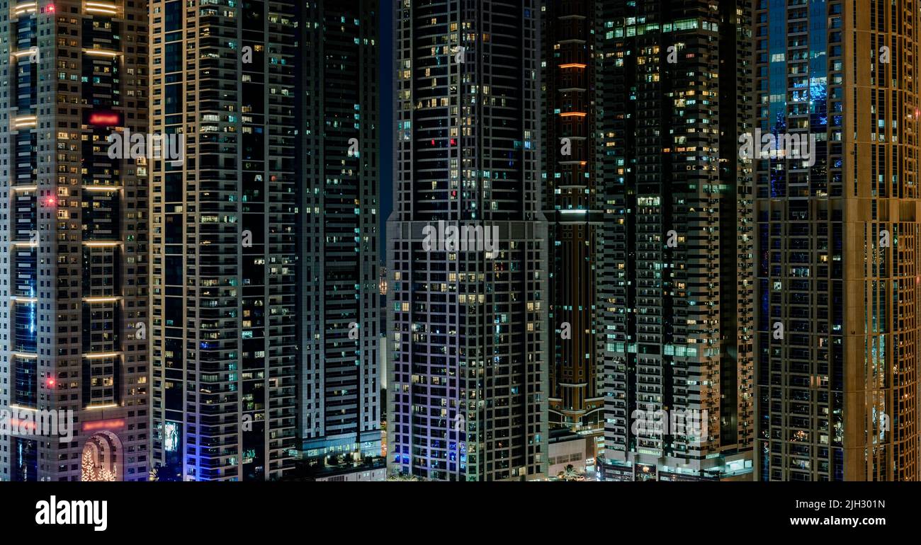 Skyline di Dubai Marina di notte Foto Stock