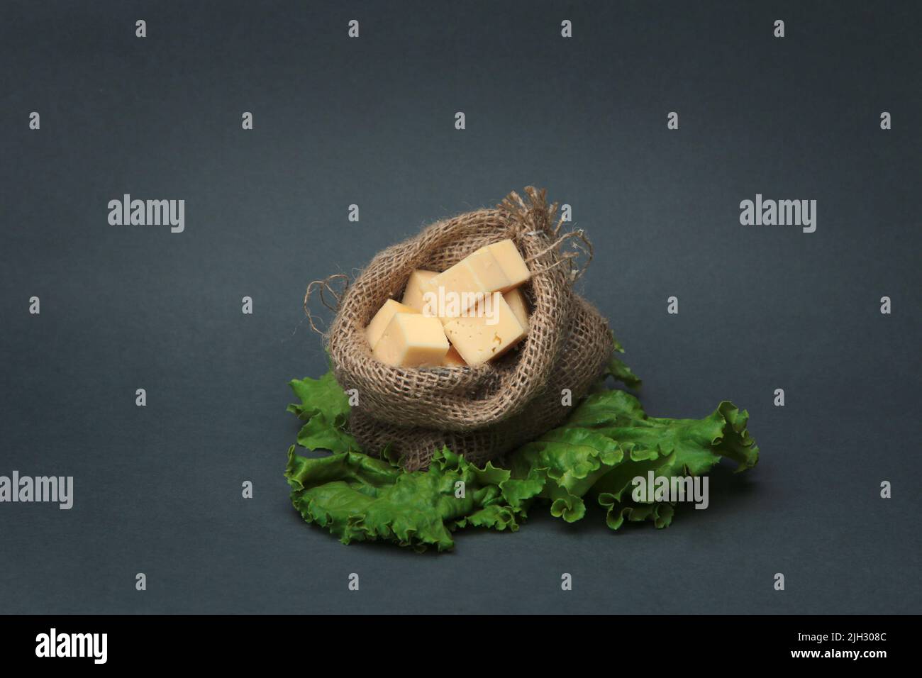 pezzi di formaggio in un piccolo sacchetto di burlap Foto Stock