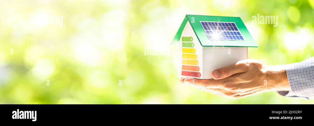 Casa Solar Roof investimento. Tecnologia fotovoltaica Green Energy Foto Stock