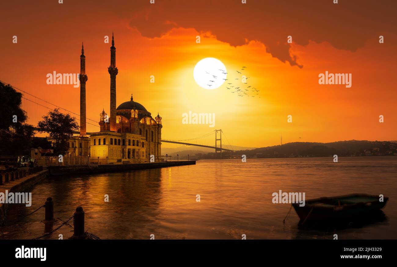 Vista su Istanbul all'alba. Mattina Bosforo giorno estivo. Moschea di Ortakoy e Ponte del Bosforo o Ponte dei Martiri a Istanbul, 15 luglio. Foto Stock