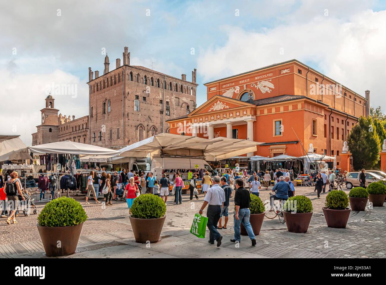 Mercato occupato in Piazza dei Martiri a Carpi, Emilia-Romagna, Italia Foto Stock