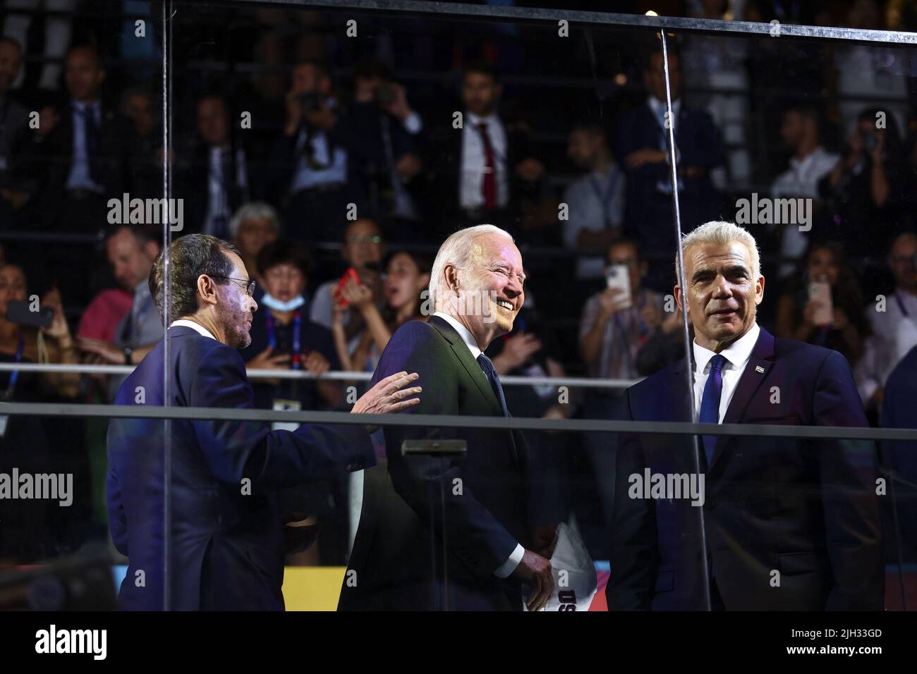 Gerusalemme, Israele. 14th luglio 2022. Il presidente degli Stati Uniti Joe Biden (C), il primo ministro israeliano Yair Lapid (R) e il presidente israeliano Isaac Herzog (L) partecipano alla cerimonia di apertura dei Giochi di Maccabiah al Teddy Stadium di Gerusalemme, Israele giovedì 14 luglio 2022. Pool Photo by Ronen Zvulun/UPI Credit: UPI/Alamy Live News Foto Stock