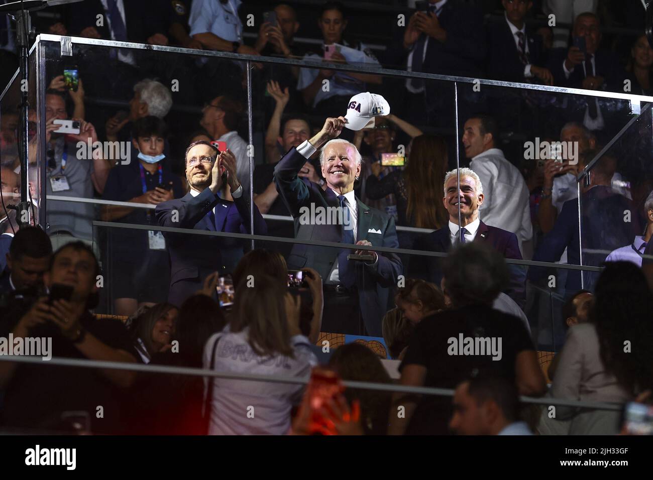 Gerusalemme, Israele. 14th luglio 2022. Il presidente degli Stati Uniti Joe Biden si alza accanto al primo ministro israeliano Yair Lapid (R) e al presidente israeliano Isaac Herzog (L) durante la cerimonia di apertura dei Giochi di Maccabiah al Teddy Stadium di Gerusalemme, Israele giovedì 14 luglio 2022. Pool Photo by Ronen Zvulun/UPI Credit: UPI/Alamy Live News Foto Stock