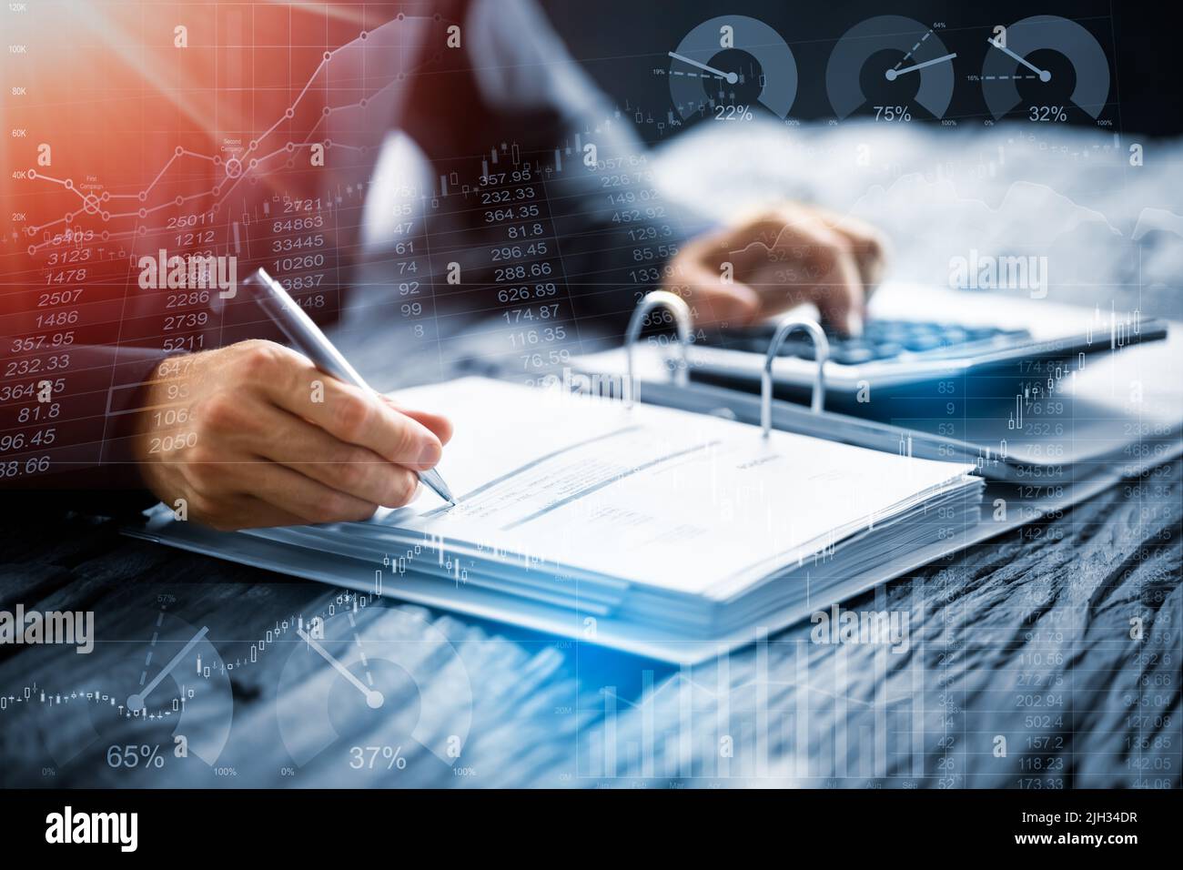Contabile che fa contabilità e contabilità fiscale e finanziaria Foto Stock