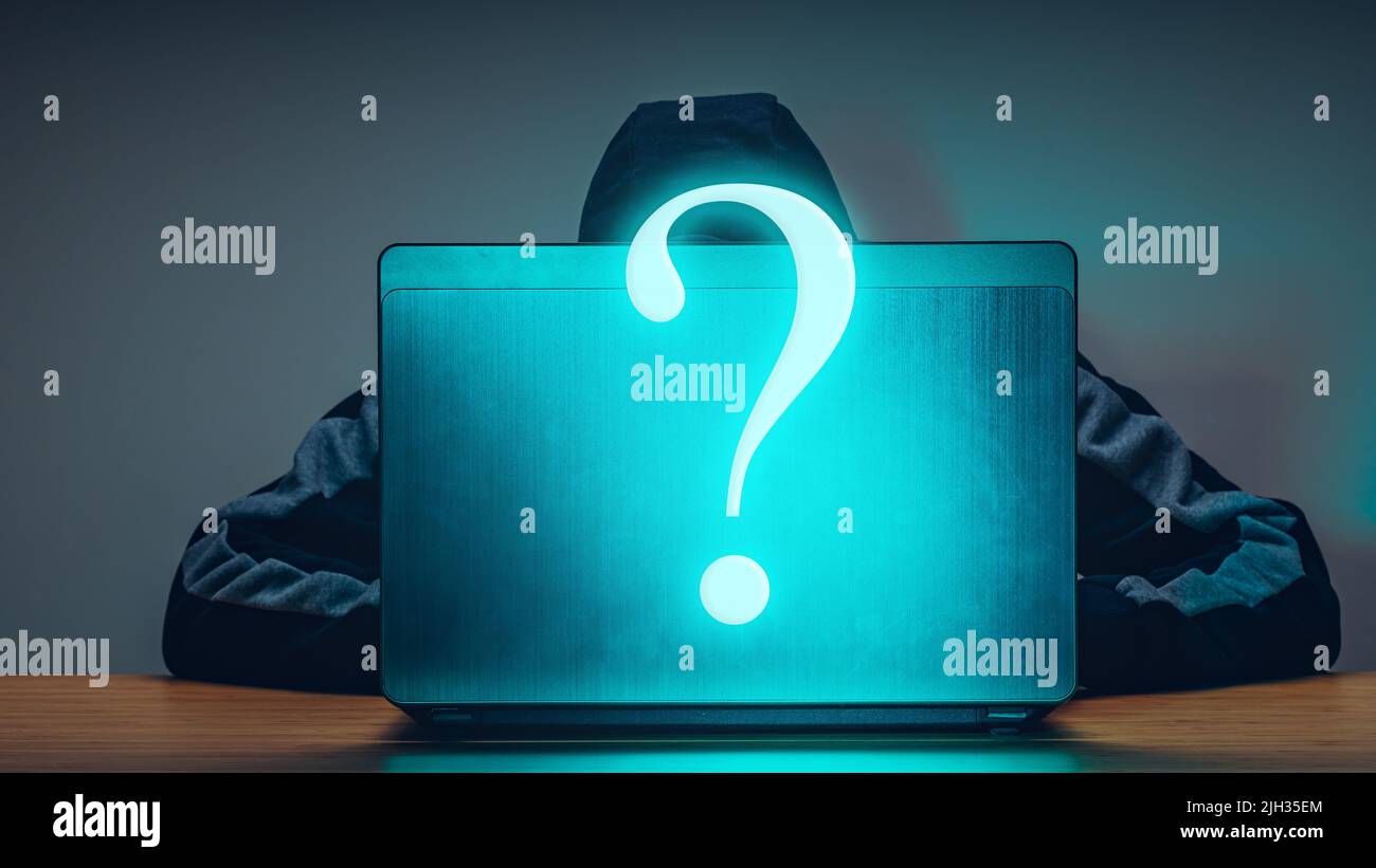 Anonimo che lavora a un computer. Attacchi hacker, hacking dei siti e produzione di software dannoso Foto Stock