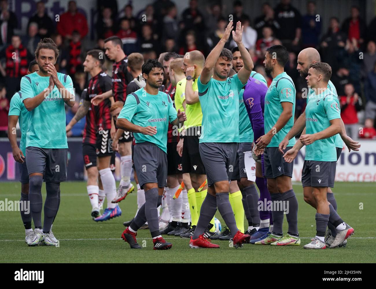 I giocatori di FCB Magpies applaudono i fan in vista della prima partita di qualificazione del secondo turno della UEFA Europa Conference League a Seaview, Belfast. Data foto: Giovedì 14 luglio 2022. Foto Stock