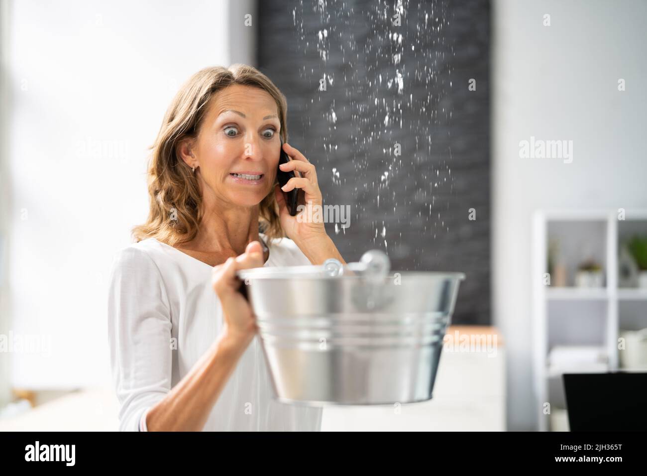 Perdite di acqua e tubi in casa Foto Stock