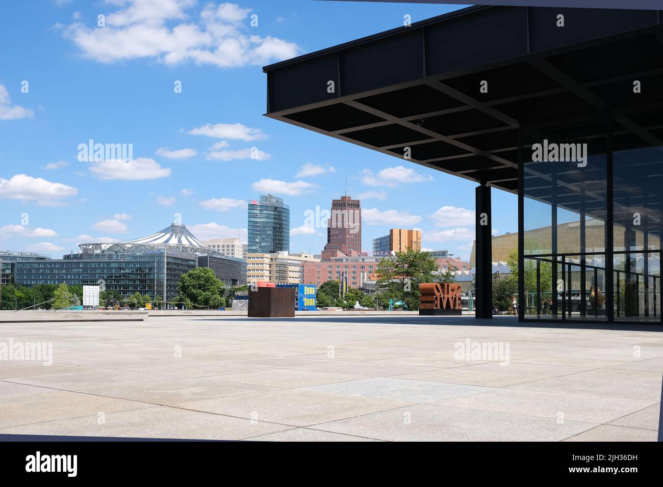 Berlino, Germania, 2 luglio 2022, vista estiva dalla Neue Nationalgalerie al complesso di edifici a Potsdamer Platz. Foto Stock