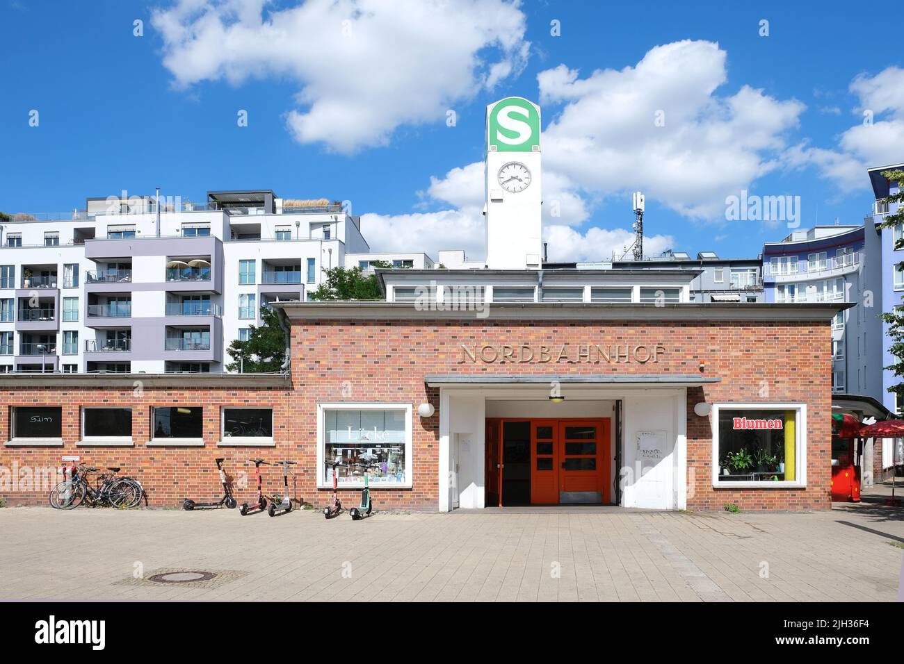Berlino, Germania, 4 luglio 2022, stazione della S-Bahn Nordbahnhof a Invalidenstrasse a Mitte con moderne case cittadine nel backgroun Foto Stock