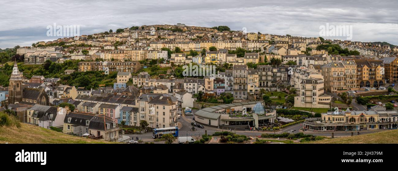 ILFRACOMBE, DEVON, INGHILTERRA, LUGLIO 13 2022: Vista panoramica della città, guardando verso l'interno. Foto Stock