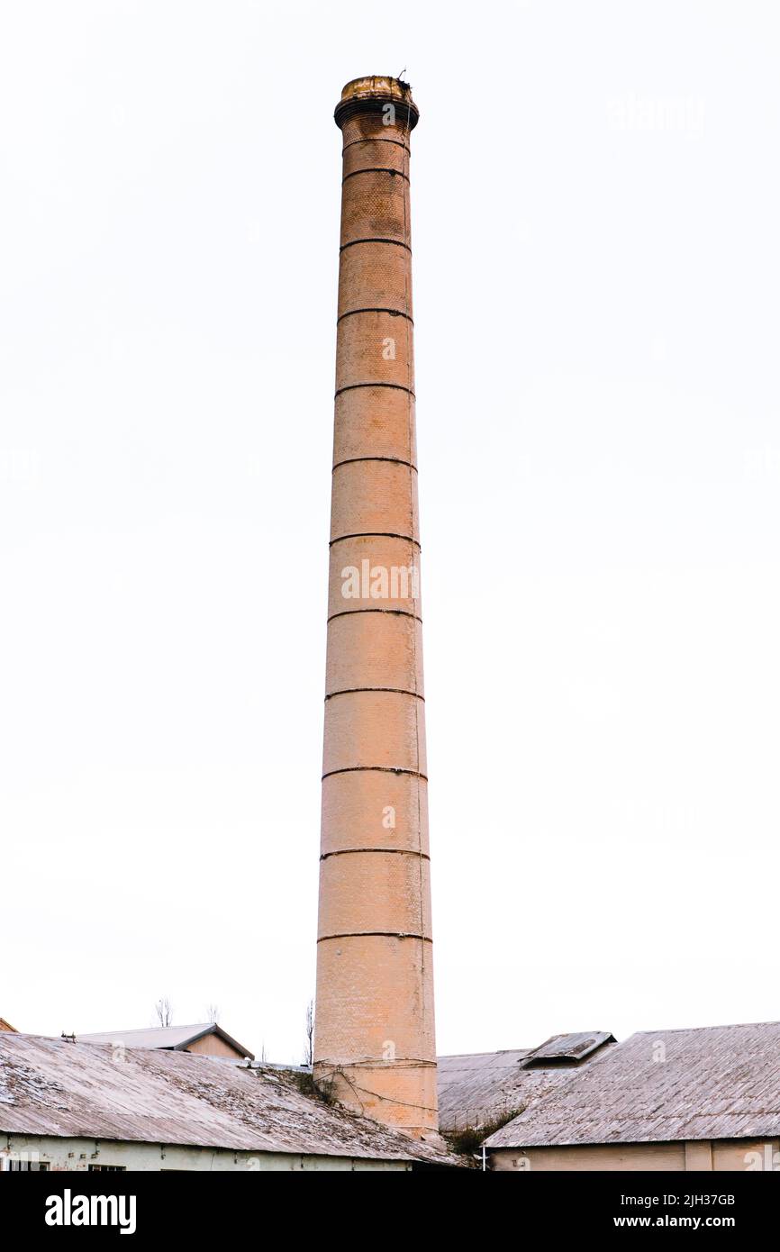 Fotografia dell'alto camino presso la storica Portland Cement Works, attualmente chiusa a Portland, nelle Tablelands centrali in Australia Foto Stock