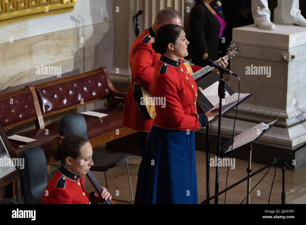 I membri del "The President's Own" United States Marine Band Vocal e String Ensemble suonano durante un servizio per Marine Chief Warrant Officer 4 Hershel Woodrow "Woody" Williams, l'ultimo vincitore sopravvissuto della Medaglia d'onore della seconda guerra mondiale, Che si trova in onore nella rotonda del Campidoglio degli Stati Uniti, a Washington, DC, USA, 14 luglio 2022. Il veterano del corpo Marino, morto nel giugno 29th, ha ricevuto il premio più alto della nazione per le sue azioni su Iwo Jima.Credit: Eric Lee/Pool via CNP /MediaPunch Foto Stock