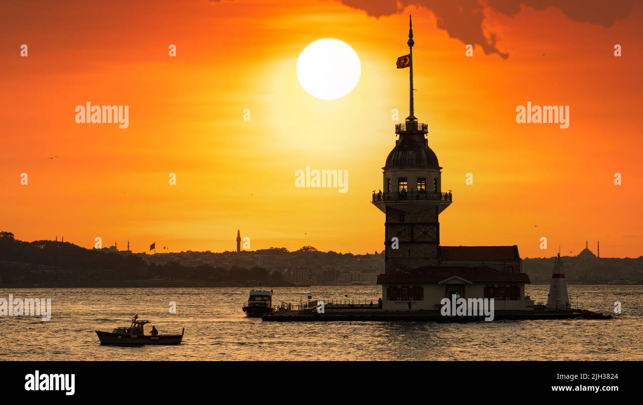 La Torre della Maiden (Turca; Kız Kulesi) al tramonto. Fantastiche destinazioni di viaggio per Istanbul. Monumenti storici della Turchia. Foto Stock