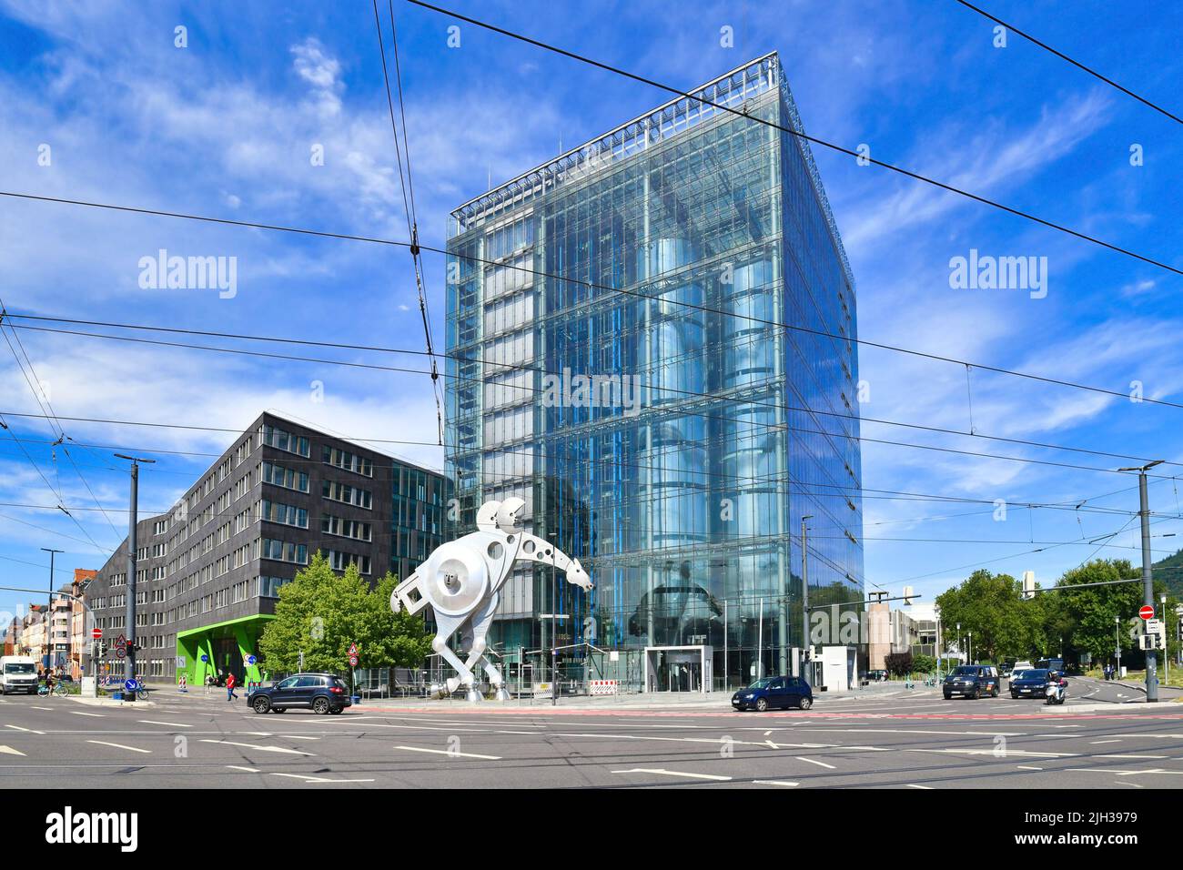 Heidelberg, Germania - Luglio 2022: Modern Print Media Academy edificio con scultura in acciaio cavallo chiamato 'S-Printing Horse' Foto Stock