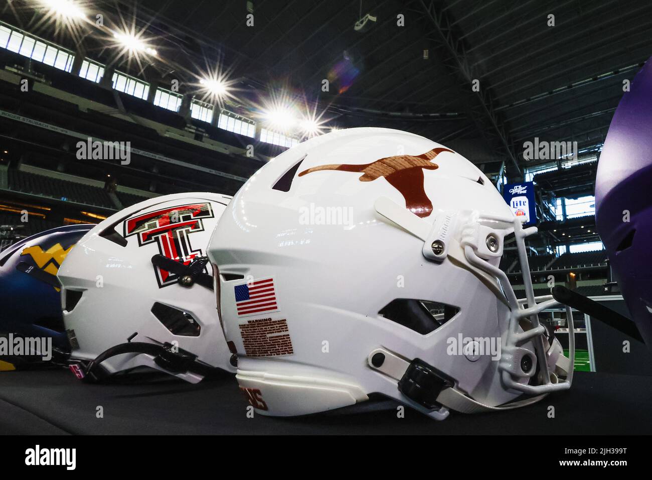 Texas Longhorns casco in mostra durante Big 12 Football media Day, mercoledì 13 luglio 2022, ad Arlington, TX. (Mario Terrell / immagine dello sport) Foto Stock