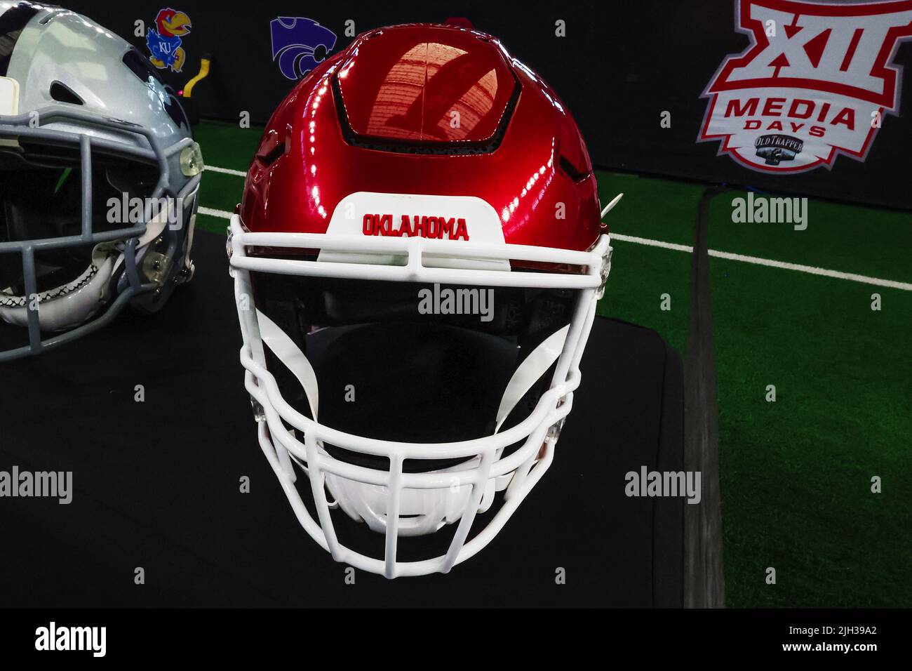 Oklahoma Sooners casco in mostra durante Big 12 Football media Day, mercoledì 13 luglio 2022, ad Arlington, TX. (Mario Terrell / immagine dello sport) Foto Stock