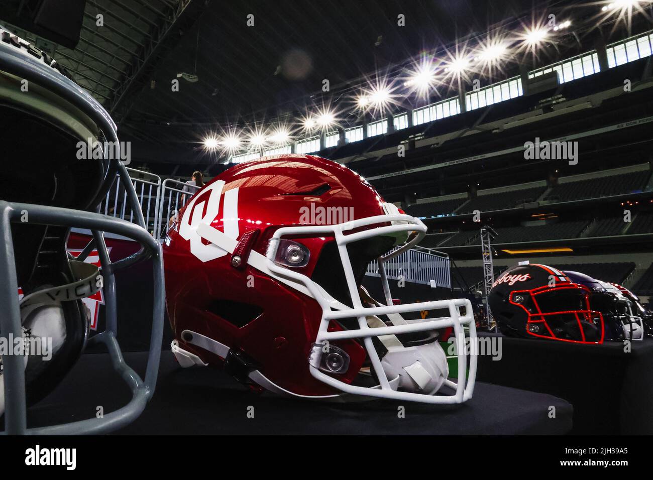 Oklahoma Sooners casco in mostra durante Big 12 Football media Day, mercoledì 13 luglio 2022, ad Arlington, TX. (Mario Terrell / immagine dello sport) Foto Stock