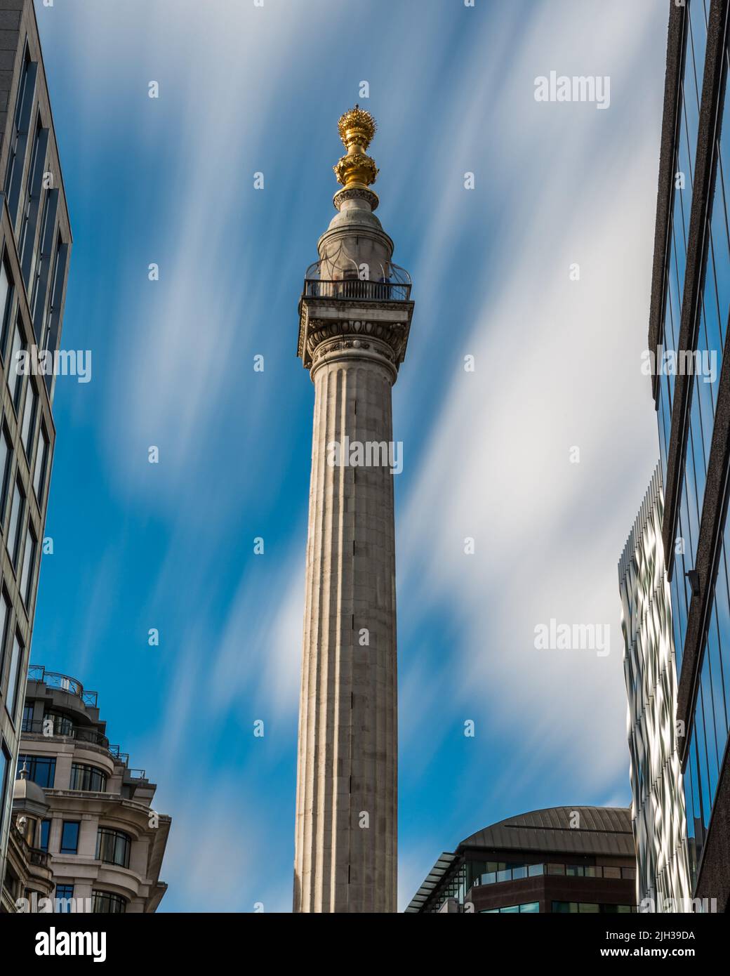 The Monument to the Great Fire of London (Moving Nubi), Londra, Regno Unito Foto Stock