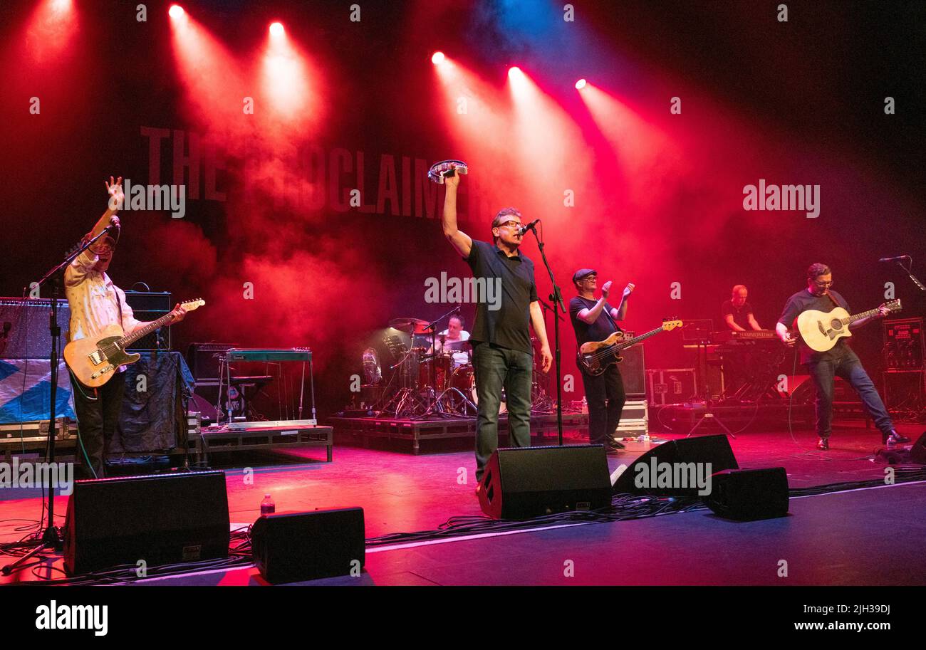 La Scottish Band The Proclaimers, suonando presso la Venue Cymru di Llandudno, nel Galles del Nord il 26th giugno 2022. Foto Stock
