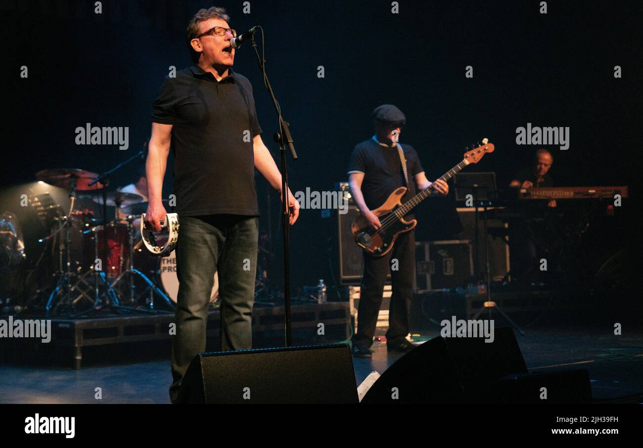 La Scottish Band The Proclaimers, suonando presso la Venue Cymru di Llandudno, nel Galles del Nord il 26th giugno 2022. Foto Stock