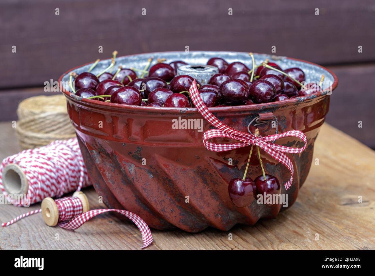 ciliegie dolci fresche in vecchio stampo gugluff Foto Stock