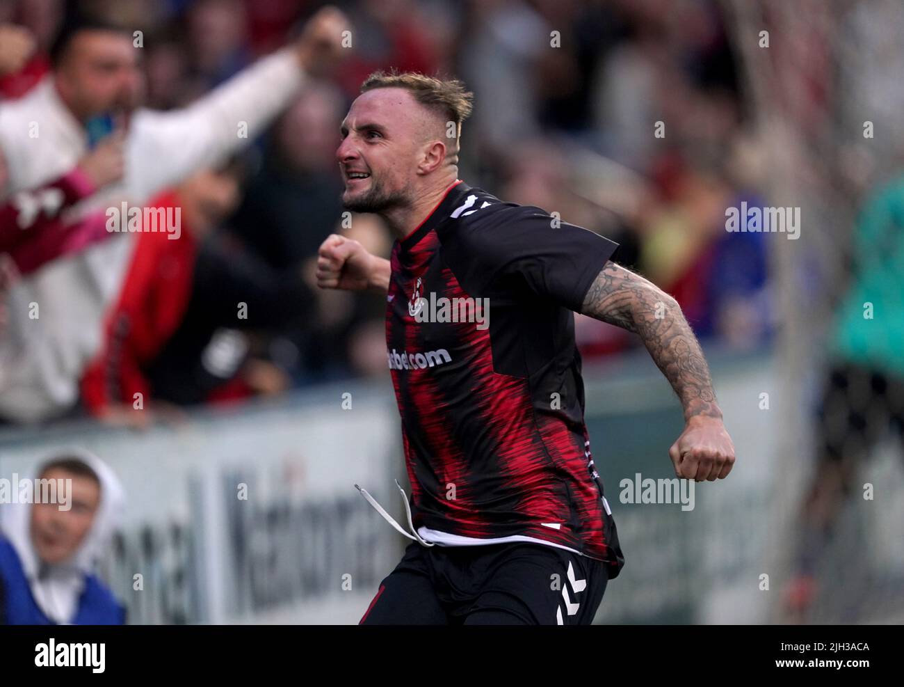 Jude Winchester di Crusaders festeggia il secondo gol ai suoi lati durante la partita di seconda tappa della UEFA Europa Conference League First Qualificing Round a Seaview, Belfast. Data foto: Giovedì 14 luglio 2022. Foto Stock