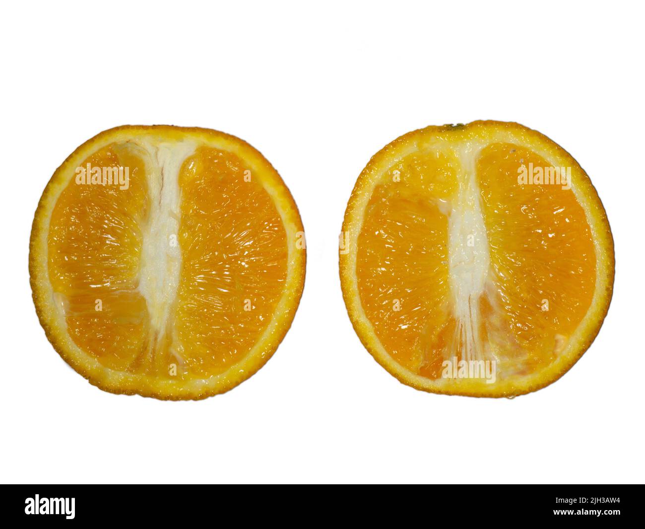 Un taglio arancione a metà su sfondo bianco. Frutta isolare. Arancio succoso sul tavolo. Cucina cibo e bevande. Foto Stock