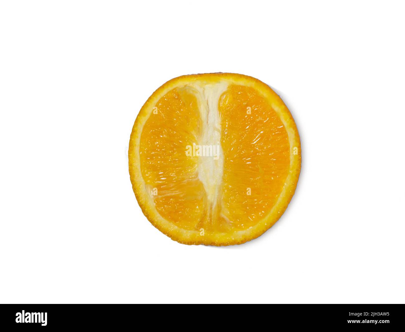 Un taglio arancione a metà su sfondo bianco. Frutta isolare. Arancio succoso sul tavolo. Cucina cibo e bevande. Foto Stock