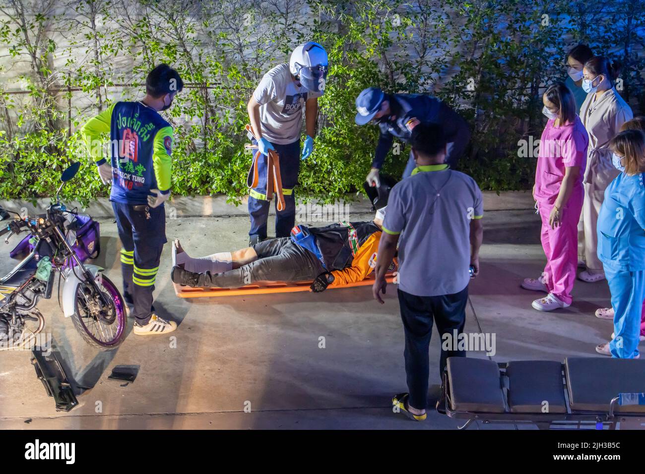 SAMUT PRAKAN, THAILANDIA, MAGGIO 05 2022, Un trattamento di un corriere moto dopo un incidente Foto Stock