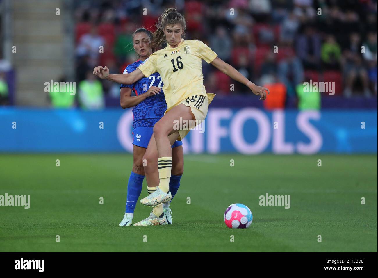 Marie Minnaert del Belgio in azione con Eve Perisset di Francia durante la partita UEFA Women European Championship Group D tra Francia e Belgio al New York Stadium di Rotherham giovedì 14th luglio 2022. (Credit: Mark Fletcher | MI News) Credit: MI News & Sport /Alamy Live News Foto Stock