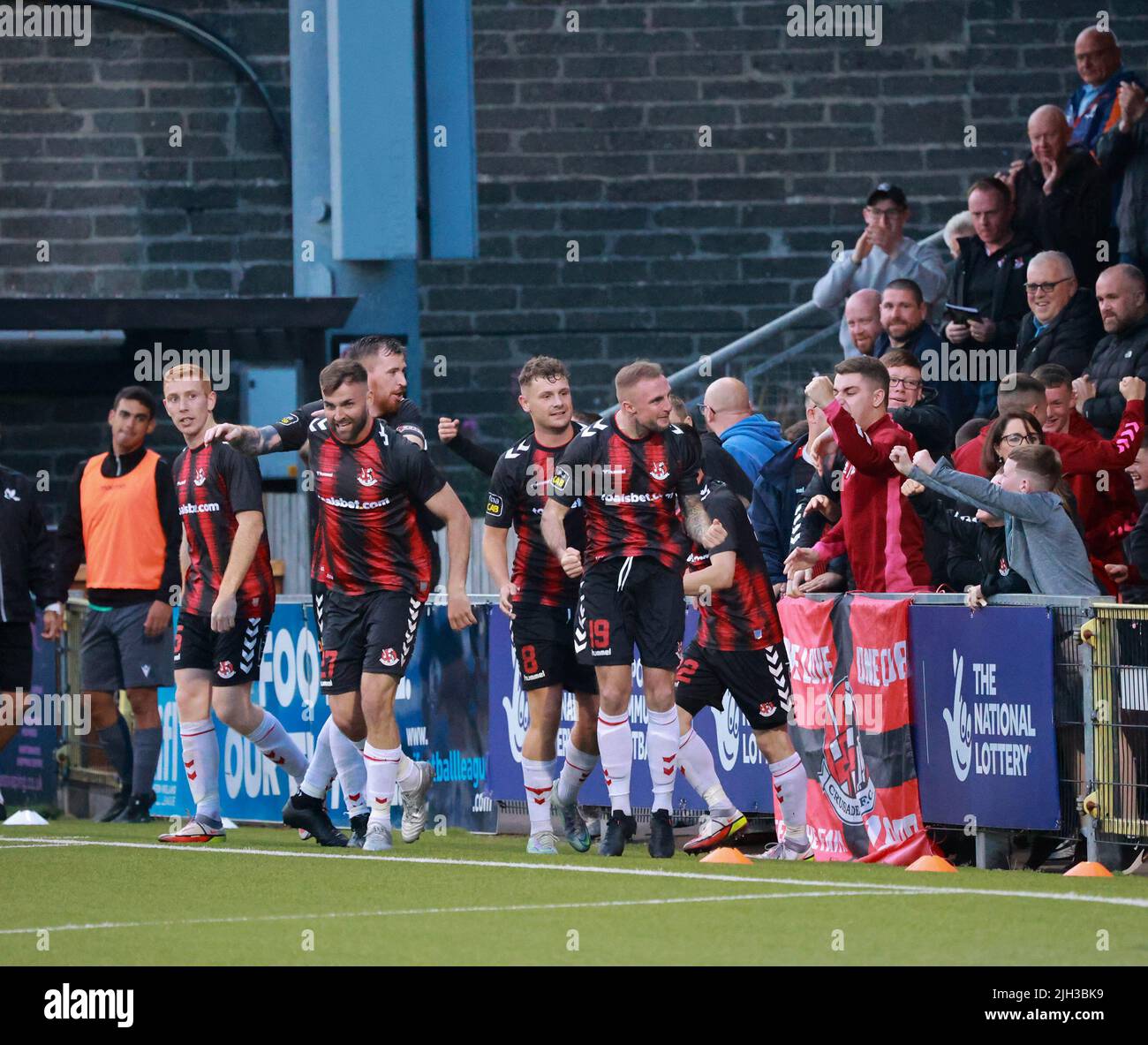 Seaview, Belfast, Irlanda del Nord, Regno Unito. 14 luglio 2022. UEFA Conference League primo turno di qualificazione (seconda tappa) – Crusaders / Magpies. Azione dal gioco di stasera al Seaview (Crociati in rosso/nero). Sostituto Jude Winchester (19) livelli la cravatta per Crusaders.Credit: CAZIMB/Alamy Live News. Foto Stock