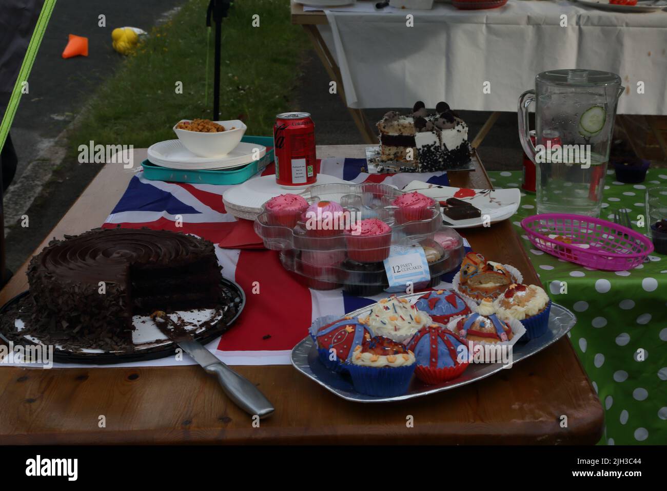 Cake Stall Street Party celebra la Regina Elisabetta II Platinum Jubilee Surrey Inghilterra Foto Stock